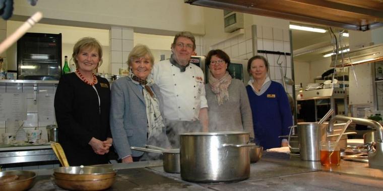 Rollentausch: Hier ist mit Cord Kelle unzweifelhaft ein Mann der Herr über Herd und Kochtöpfe. Sein Verein erfährt von den Vertreterinnen des Inner Wheel Clubs (von links) Susanne Hasse, Erne von Werder, Ellen Friedemann und Christina Schrödter höchstes Lob. Quelle: Sven Warnecke