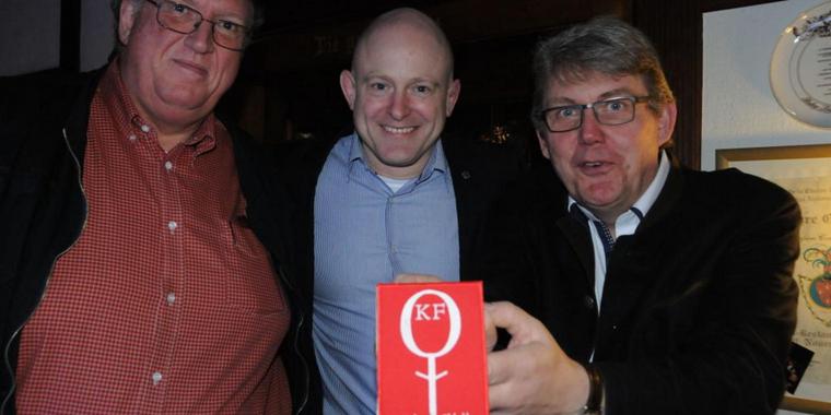 Langenhagens Lions-Präsident Carsten Lambrich (Mitte) überreichte Dick van Beuzekom (links) und Cord Kelle 1500 Euro für ihr Hilfsprojekt Kochen für Obdachlose. Quelle: PATRICIA CHADDE