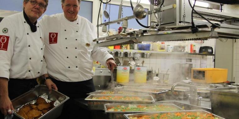 Für Cord Kelle und Dick van Beuzekom ist das Kochen für Obdachlose eine Herzensangelegenheit. Quelle: Birmark (Archiv)
